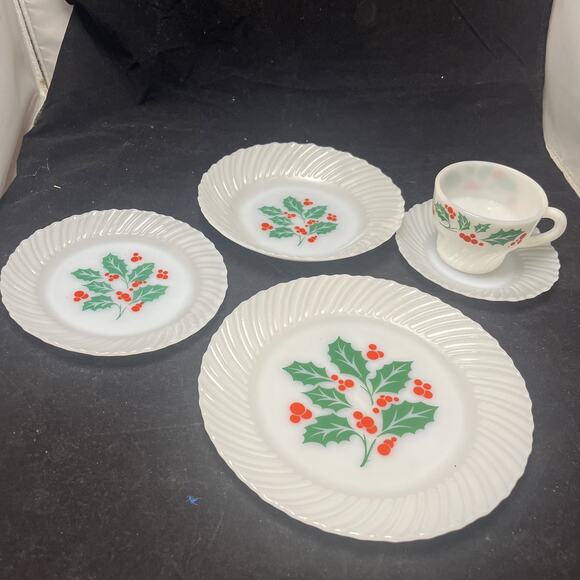 Termocrisa Other - Vtg 5 Piece Place Setting Termocrisa Milk Glass Holly Berry Christmas
